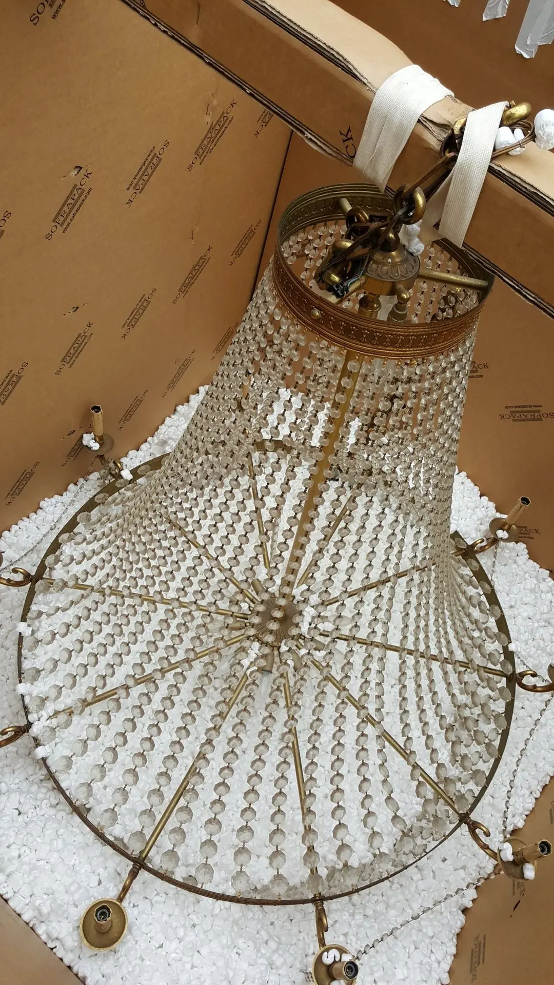 Lustre installé dans la caisse de transport